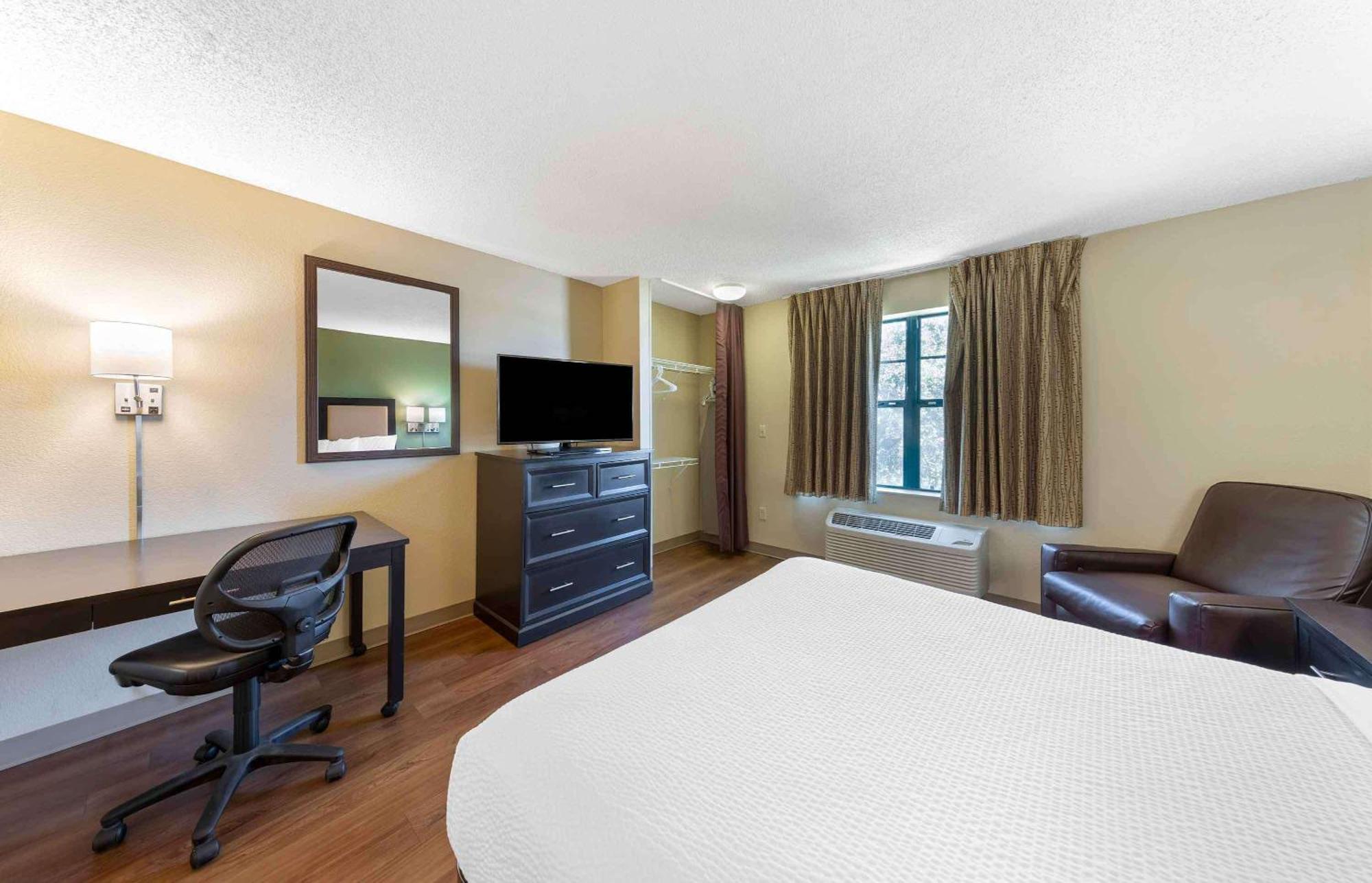 Extended Stay America Select Suites Tampa Airport Memorial Hwy Exterior foto