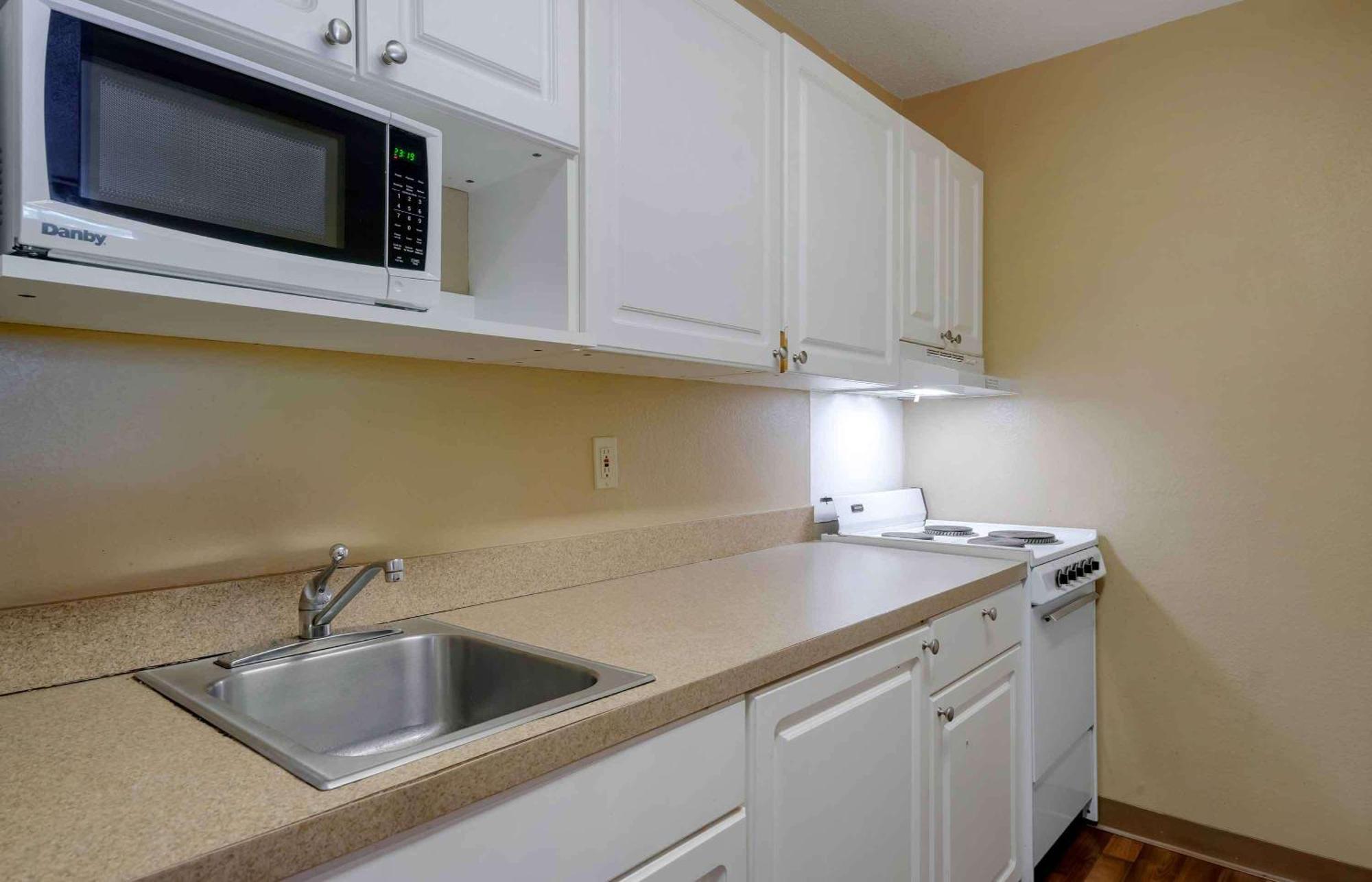 Extended Stay America Select Suites Tampa Airport Memorial Hwy Exterior foto